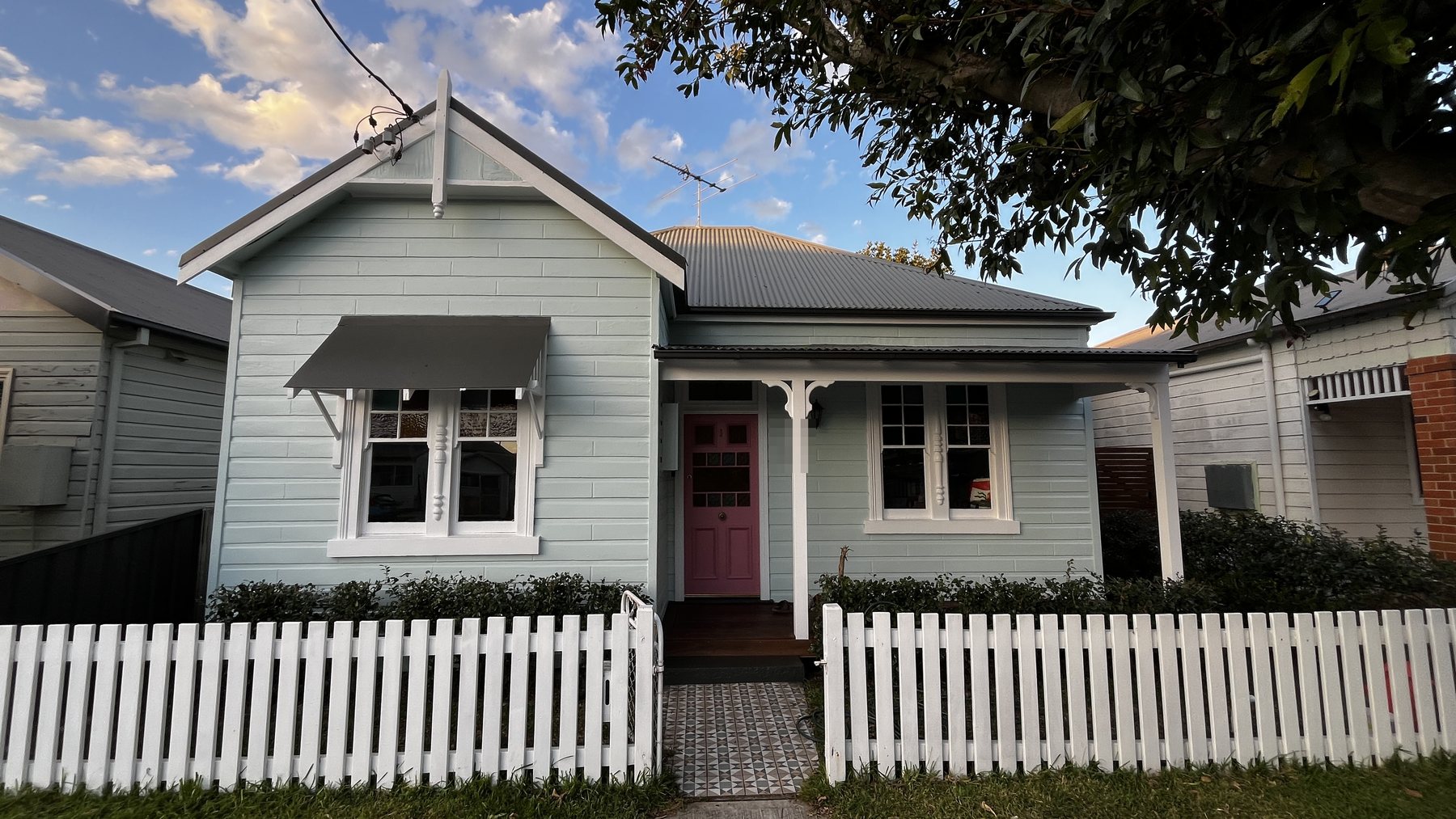 Completed repaint of a 100-year-old weatherboard home in Newcastle