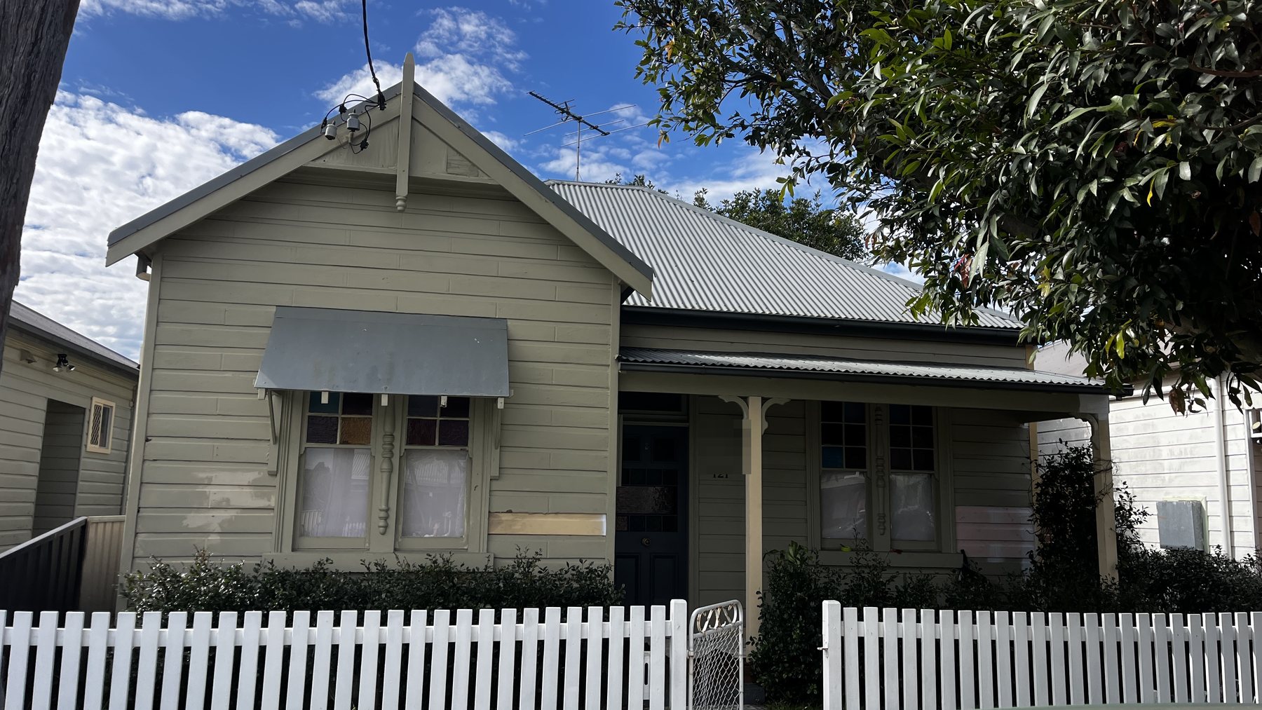 Weatherboard home in Newcastle before exterior repainting